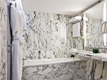 Deep Soaking Bathtub